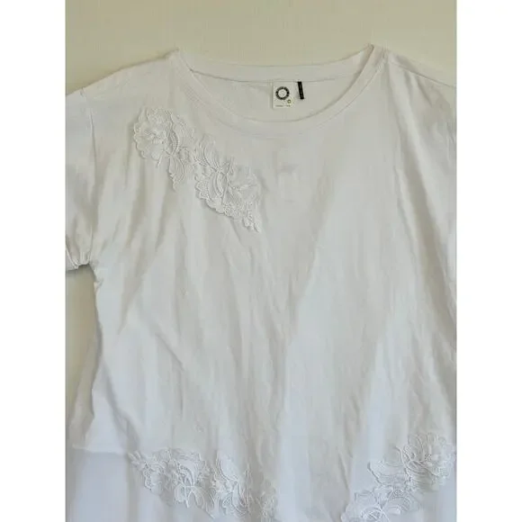 AKEMI + KIN Anthropologie Floral Embellished Women's Sz L White T-Shirt Top NWT - Picture 4 of 16